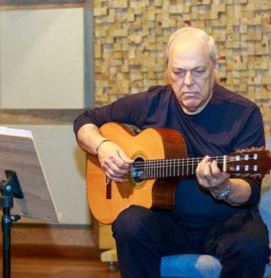 Toquinho canta versão da música “O Caderno” em homenagem aos corretores de imóveis
